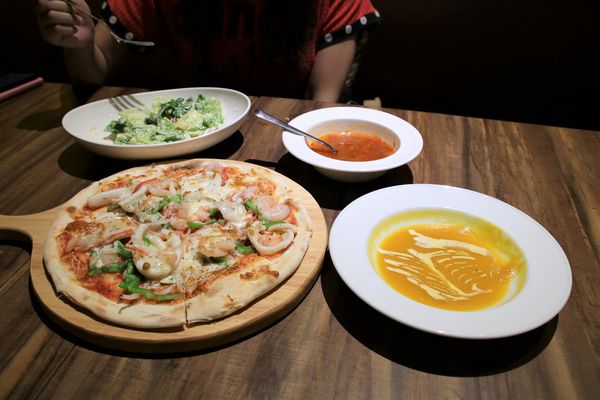 Duke's Pizza：【新北市三重食記】DUKE'S PIZZA 頂級義式薄皮披薩/台北橋站三合夜市美食/連鱷魚也超愛/自製創意PIZZA/平價餐廳