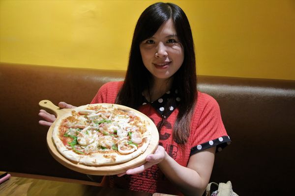 Duke's Pizza：【新北市三重食記】DUKE'S PIZZA 頂級義式薄皮披薩/台北橋站三合夜市美食/連鱷魚也超愛/自製創意PIZZA/平價餐廳