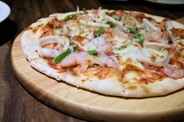 Duke's Pizza：【新北市三重食記】DUKE'S PIZZA 頂級義式薄皮披薩/台北橋站三合夜市美食/連鱷魚也超愛/自製創意PIZZA/平價餐廳