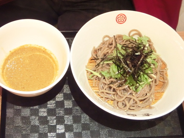 玄麻蕎麥處：開在忠孝東路216巷子裡的「玄麻蕎麥處」~有著濃濃日本味!噹噹媽推薦胡麻醬沾麵、溏心蛋、和風炸雞塊喔!