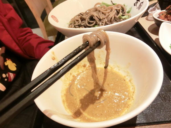 玄麻蕎麥處：開在忠孝東路216巷子裡的「玄麻蕎麥處」~有著濃濃日本味!噹噹媽推薦胡麻醬沾麵、溏心蛋、和風炸雞塊喔!