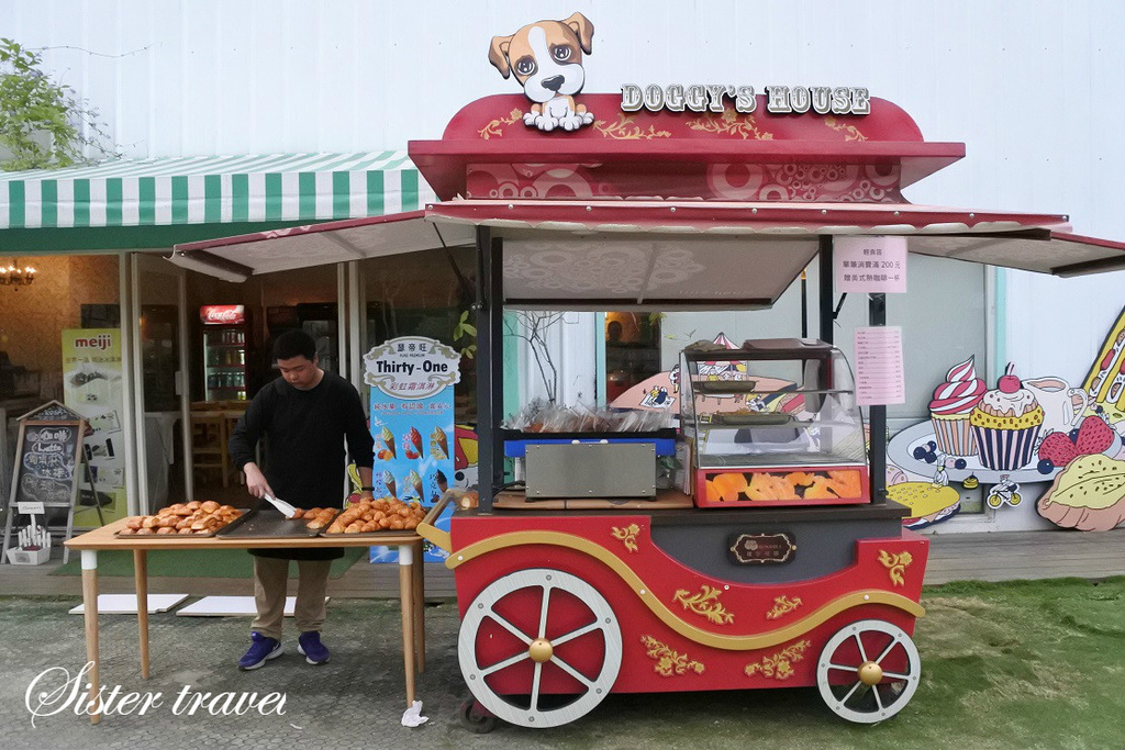 店铺一旁有著小摊车