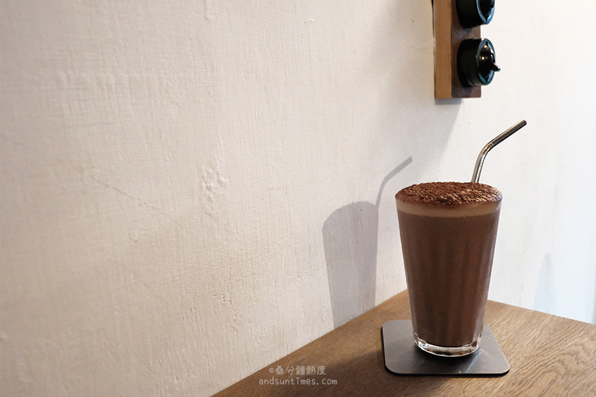 【台北】老木咖啡｜大安區不限時咖啡廳｜六張犁站，有店貓、wifi、插座 - 桑分鐘熱度