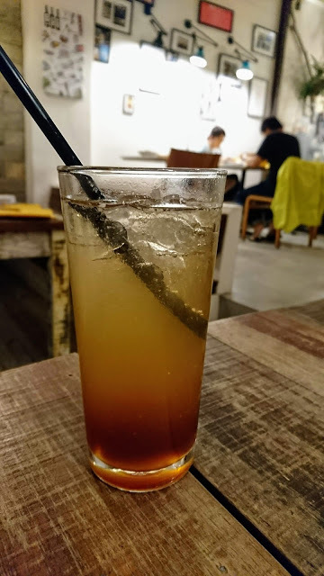 屏東墾丁。迷路小章魚。在美食裡迷路的女子