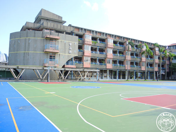 中山國小：作伙來企投【宜蘭･中山國小】四座溜滑梯讓小朋友玩瘋了