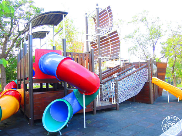 中山國小：作伙來企投【宜蘭･中山國小】四座溜滑梯讓小朋友玩瘋了