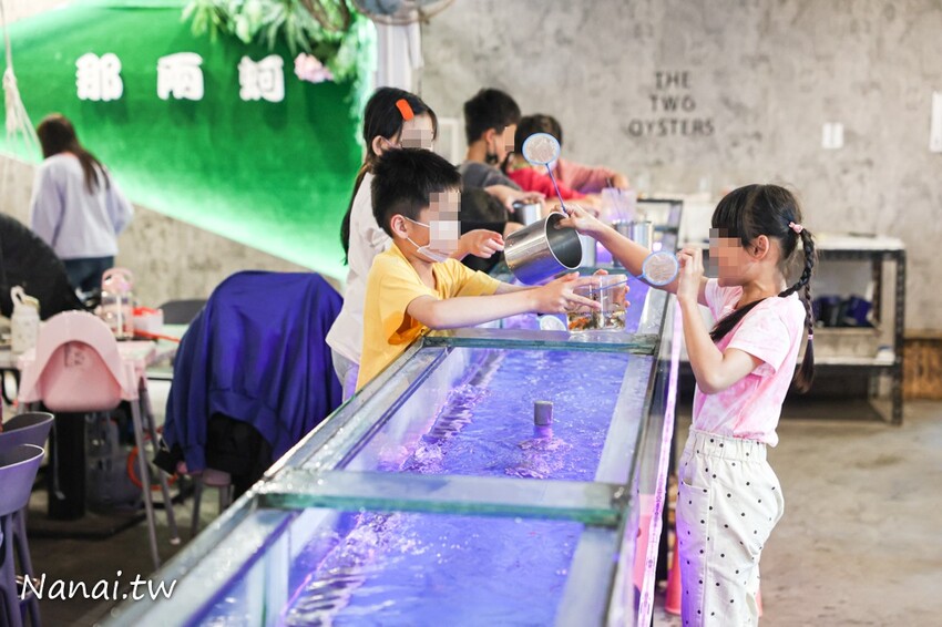 熱炒百元起！小朋友免費撈魚體驗、幼童遊戲區、台中看夜景都來這家那兩蚵烤鮮蚵，免費停車場、用餐無限時
