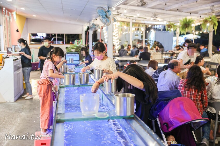 熱炒百元起！小朋友免費撈魚體驗、幼童遊戲區、台中看夜景都來這家那兩蚵烤鮮蚵，免費停車場、用餐無限時