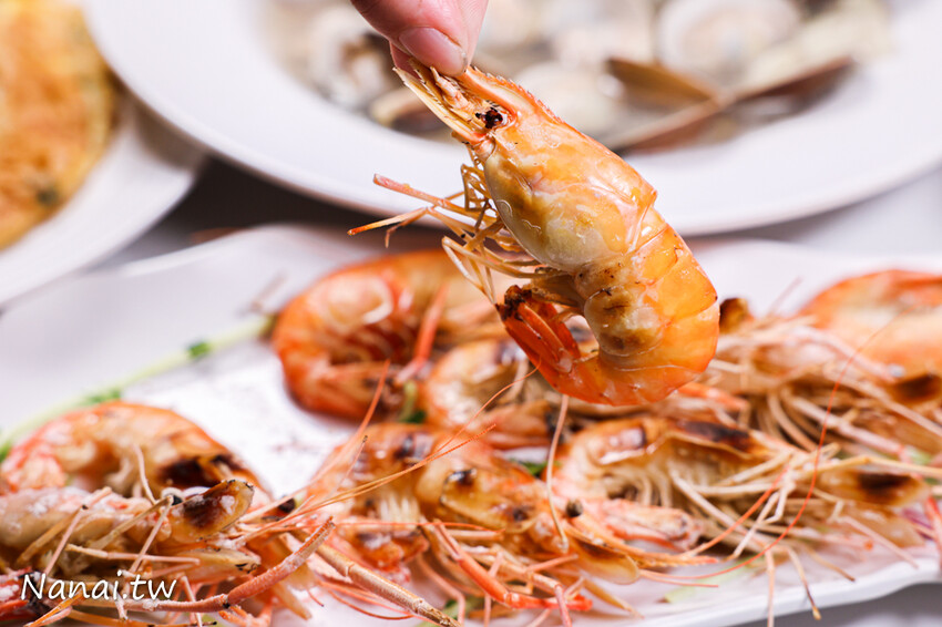 熱炒百元起！小朋友免費撈魚體驗、幼童遊戲區、台中看夜景都來這家那兩蚵烤鮮蚵，免費停車場、用餐無限時