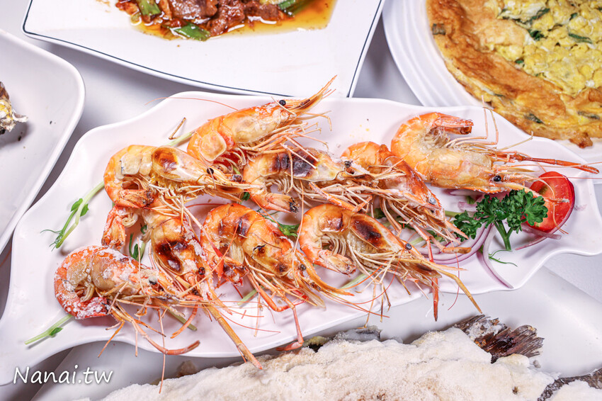 熱炒百元起！小朋友免費撈魚體驗、幼童遊戲區、台中看夜景都來這家那兩蚵烤鮮蚵，免費停車場、用餐無限時