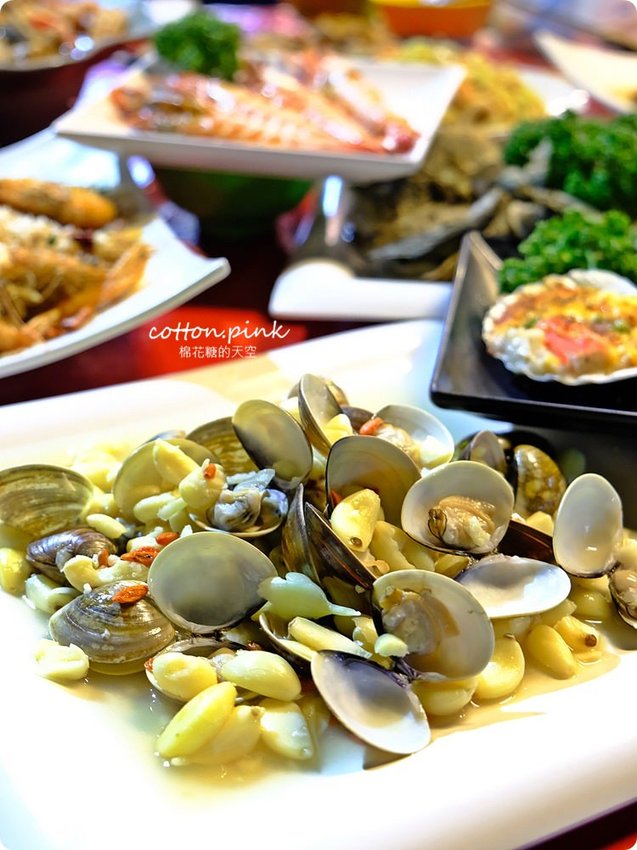 台中夜景餐廳新亮點-彩虹貨櫃屋裡大吃雞湯、砂鍋魚頭,那兩蚵換新裝囉