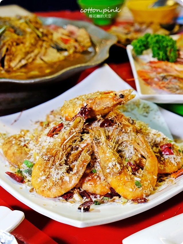 台中夜景餐廳新亮點-彩虹貨櫃屋裡大吃雞湯、砂鍋魚頭,那兩蚵換新裝囉