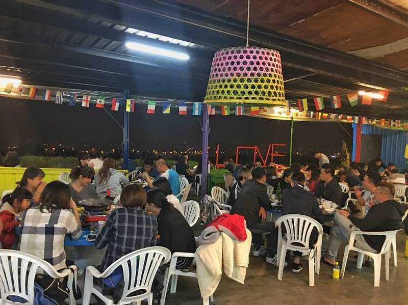 台中夜景餐廳新亮點-彩虹貨櫃屋裡大吃雞湯、砂鍋魚頭,那兩蚵換新裝囉