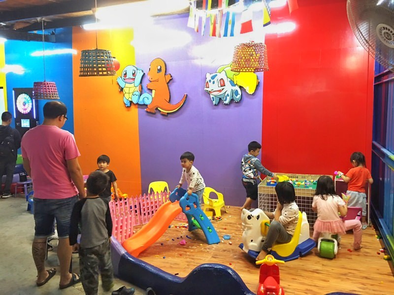 台中夜景餐廳新亮點-彩虹貨櫃屋裡大吃雞湯、砂鍋魚頭,那兩蚵換新裝囉