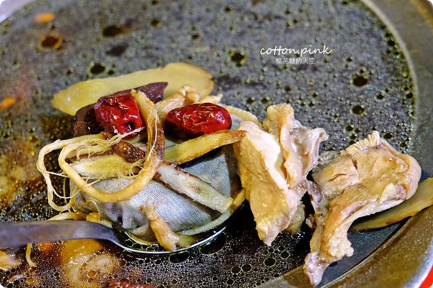 台中夜景餐廳新亮點-彩虹貨櫃屋裡大吃雞湯、砂鍋魚頭,那兩蚵換新裝囉