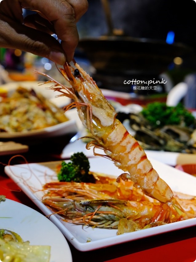 台中夜景餐廳新亮點-彩虹貨櫃屋裡大吃雞湯、砂鍋魚頭,那兩蚵換新裝囉