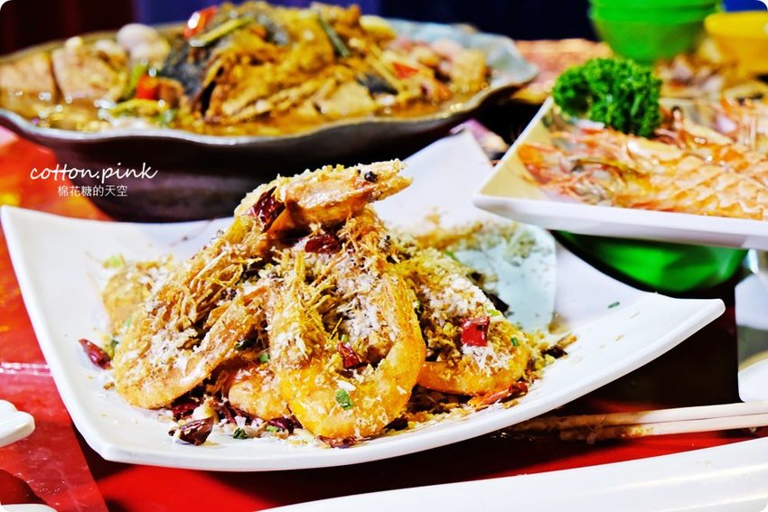 台中夜景餐廳新亮點-彩虹貨櫃屋裡大吃雞湯、砂鍋魚頭,那兩蚵換新裝囉