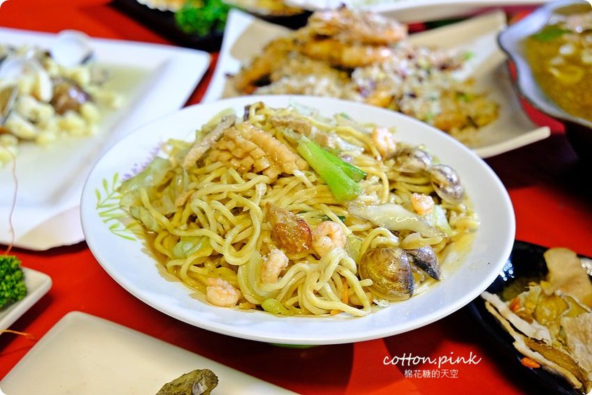 台中夜景餐廳新亮點-彩虹貨櫃屋裡大吃雞湯、砂鍋魚頭,那兩蚵換新裝囉