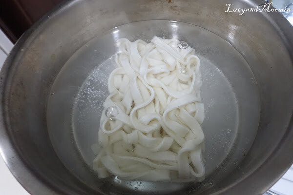 【宅配美食推薦】洪師父牛肉麵。5屆冠軍牛肉麵推出冷凍調理包，方便加熱即食，湯頭濃郁、牛肉軟嫩且麵條Q軟