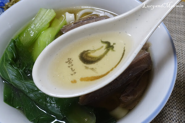 【宅配美食推薦】洪師父牛肉麵。5屆冠軍牛肉麵推出冷凍調理包，方便加熱即食，湯頭濃郁、牛肉軟嫩且麵條Q軟