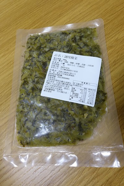 【宅配美食推薦】洪師父牛肉麵。5屆冠軍牛肉麵推出冷凍調理包，方便加熱即食，湯頭濃郁、牛肉軟嫩且麵條Q軟