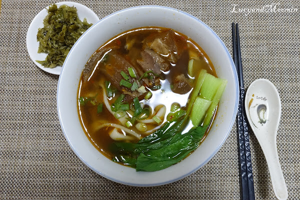 【宅配美食推薦】洪師父牛肉麵。5屆冠軍牛肉麵推出冷凍調理包，方便加熱即食，湯頭濃郁、牛肉軟嫩且麵條Q軟