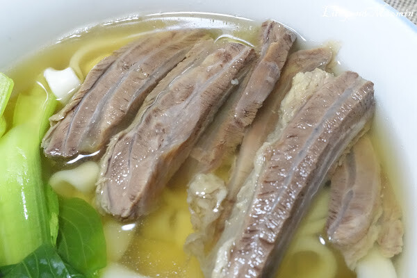 【宅配美食推薦】洪師父牛肉麵。5屆冠軍牛肉麵推出冷凍調理包，方便加熱即食，湯頭濃郁、牛肉軟嫩且麵條Q軟