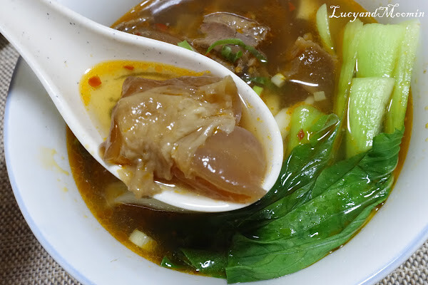 【宅配美食推薦】洪師父牛肉麵。5屆冠軍牛肉麵推出冷凍調理包，方便加熱即食，湯頭濃郁、牛肉軟嫩且麵條Q軟