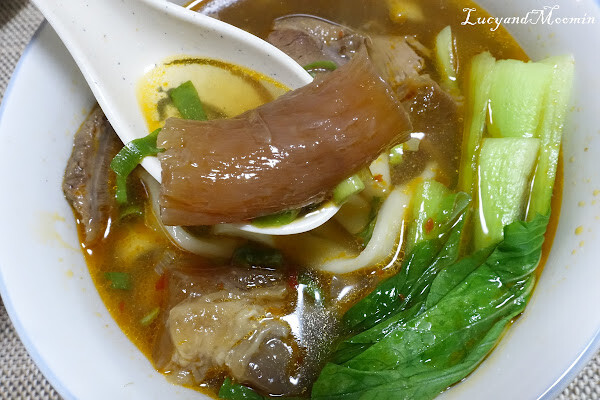 【宅配美食推薦】洪師父牛肉麵。5屆冠軍牛肉麵推出冷凍調理包，方便加熱即食，湯頭濃郁、牛肉軟嫩且麵條Q軟