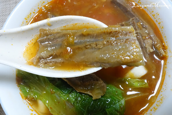 【宅配美食推薦】洪師父牛肉麵。5屆冠軍牛肉麵推出冷凍調理包，方便加熱即食，湯頭濃郁、牛肉軟嫩且麵條Q軟