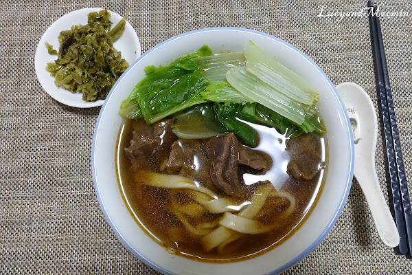 【宅配美食推薦】洪師父牛肉麵。5屆冠軍牛肉麵推出冷凍調理包，方便加熱即食，湯頭濃郁、牛肉軟嫩且麵條Q軟