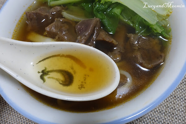 【宅配美食推薦】洪師父牛肉麵。5屆冠軍牛肉麵推出冷凍調理包，方便加熱即食，湯頭濃郁、牛肉軟嫩且麵條Q軟