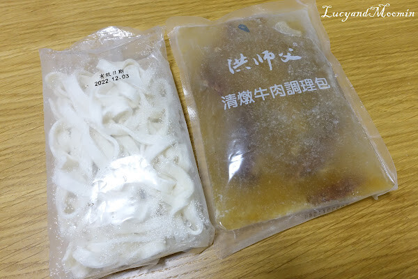 【宅配美食推薦】洪師父牛肉麵。5屆冠軍牛肉麵推出冷凍調理包，方便加熱即食，湯頭濃郁、牛肉軟嫩且麵條Q軟
