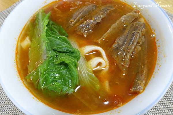 【宅配美食推薦】洪師父牛肉麵。5屆冠軍牛肉麵推出冷凍調理包，方便加熱即食，湯頭濃郁、牛肉軟嫩且麵條Q軟