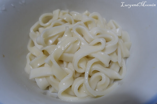 【宅配美食推薦】洪師父牛肉麵。5屆冠軍牛肉麵推出冷凍調理包，方便加熱即食，湯頭濃郁、牛肉軟嫩且麵條Q軟