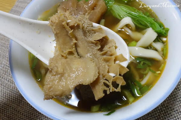 【宅配美食推薦】洪師父牛肉麵。5屆冠軍牛肉麵推出冷凍調理包，方便加熱即食，湯頭濃郁、牛肉軟嫩且麵條Q軟