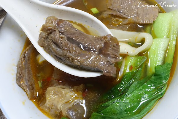 【宅配美食推薦】洪師父牛肉麵。5屆冠軍牛肉麵推出冷凍調理包，方便加熱即食，湯頭濃郁、牛肉軟嫩且麵條Q軟