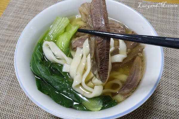 【宅配美食推薦】洪師父牛肉麵。5屆冠軍牛肉麵推出冷凍調理包，方便加熱即食，湯頭濃郁、牛肉軟嫩且麵條Q軟