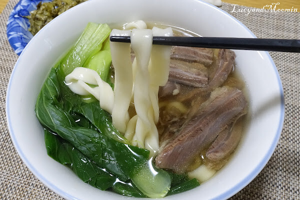 【宅配美食推薦】洪師父牛肉麵。5屆冠軍牛肉麵推出冷凍調理包，方便加熱即食，湯頭濃郁、牛肉軟嫩且麵條Q軟