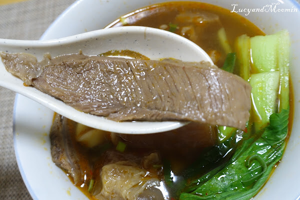 【宅配美食推薦】洪師父牛肉麵。5屆冠軍牛肉麵推出冷凍調理包，方便加熱即食，湯頭濃郁、牛肉軟嫩且麵條Q軟