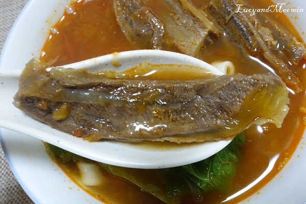 【宅配美食推薦】洪師父牛肉麵。5屆冠軍牛肉麵推出冷凍調理包，方便加熱即食，湯頭濃郁、牛肉軟嫩且麵條Q軟