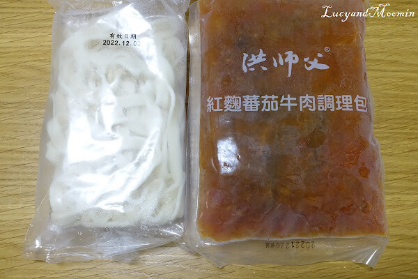 【宅配美食推薦】洪師父牛肉麵。5屆冠軍牛肉麵推出冷凍調理包，方便加熱即食，湯頭濃郁、牛肉軟嫩且麵條Q軟