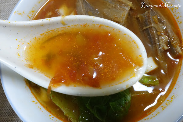 【宅配美食推薦】洪師父牛肉麵。5屆冠軍牛肉麵推出冷凍調理包，方便加熱即食，湯頭濃郁、牛肉軟嫩且麵條Q軟