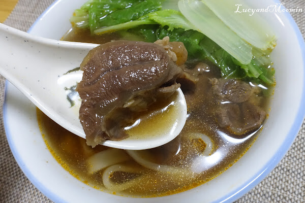 【宅配美食推薦】洪師父牛肉麵。5屆冠軍牛肉麵推出冷凍調理包，方便加熱即食，湯頭濃郁、牛肉軟嫩且麵條Q軟