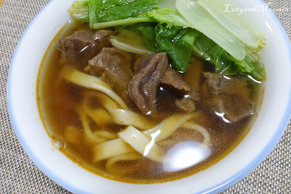 【宅配美食推薦】洪師父牛肉麵。5屆冠軍牛肉麵推出冷凍調理包，方便加熱即食，湯頭濃郁、牛肉軟嫩且麵條Q軟