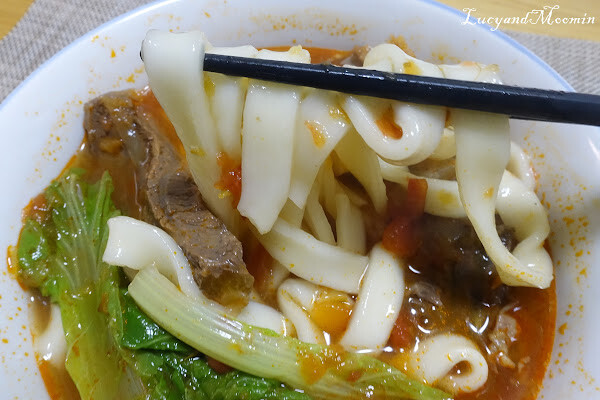 【宅配美食推薦】洪師父牛肉麵。5屆冠軍牛肉麵推出冷凍調理包，方便加熱即食，湯頭濃郁、牛肉軟嫩且麵條Q軟