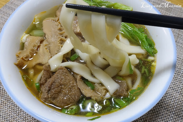 【宅配美食推薦】洪師父牛肉麵。5屆冠軍牛肉麵推出冷凍調理包，方便加熱即食，湯頭濃郁、牛肉軟嫩且麵條Q軟