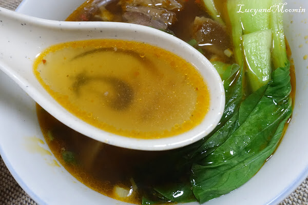 【宅配美食推薦】洪師父牛肉麵。5屆冠軍牛肉麵推出冷凍調理包，方便加熱即食，湯頭濃郁、牛肉軟嫩且麵條Q軟