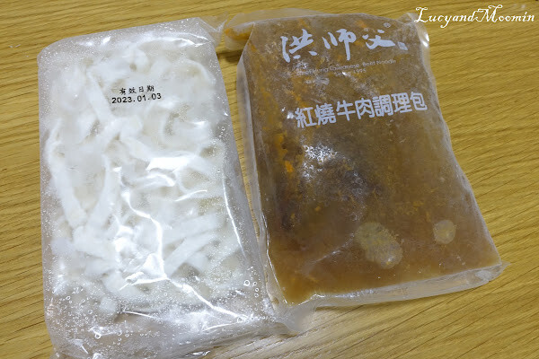 【宅配美食推薦】洪師父牛肉麵。5屆冠軍牛肉麵推出冷凍調理包，方便加熱即食，湯頭濃郁、牛肉軟嫩且麵條Q軟