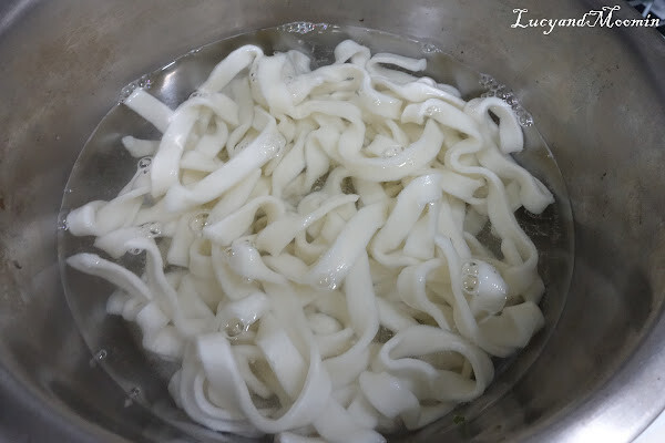 【宅配美食推薦】洪師父牛肉麵。5屆冠軍牛肉麵推出冷凍調理包，方便加熱即食，湯頭濃郁、牛肉軟嫩且麵條Q軟